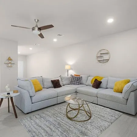 3Br 2 & Half Bath Townhouse Modern Spacious Retreat Near Lake Conroe!